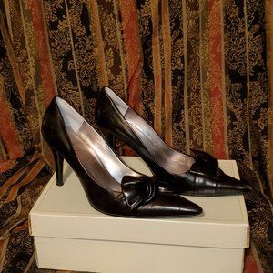 Black Pumps with Bows